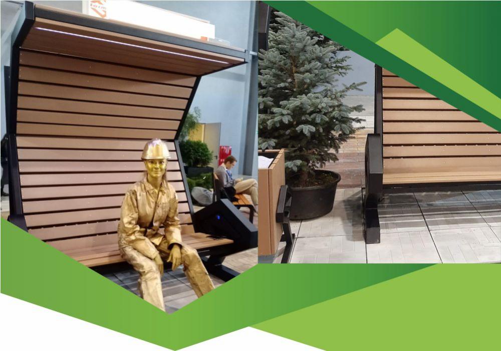 Умная уличная скамья на выставке 100+ TechnoBuild в Екатеринбурге.
